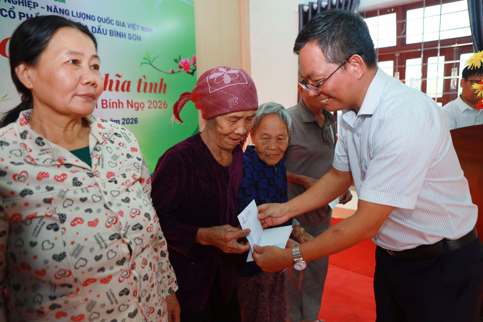 Gi&aacute;m đốc Nh&agrave; m&aacute;y Lọc dầu Dung Quất Cao Tuấn Sĩ trao số tiền hơn 600 triệu đồng hỗ trợ b&agrave; con, người d&acirc;n tại c&aacute;c x&atilde; miền n&uacute;i của Quảng Ng&atilde;i