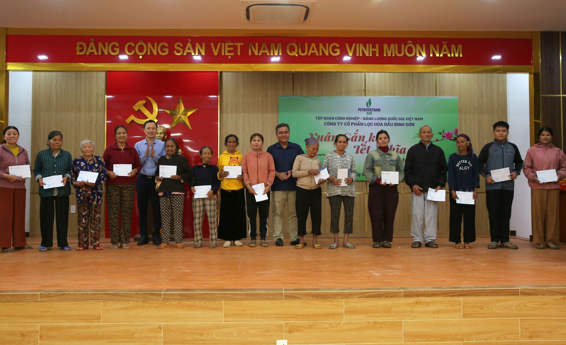 Đồng ch&iacute; Hồ Văn Ni&ecirc;n - B&iacute; thư Tỉnh ủy Quảng Ng&atilde;i đồng h&agrave;nh c&ugrave;ng chương tr&igrave;nh &ldquo;Tết v&igrave; người ngh&egrave;o năm 2026&rdquo; của BSR trong hoạt động trao qu&agrave; Tết ở x&atilde; Kon Pl&ocirc;ng, tỉnh Quảng Ng&atilde;i