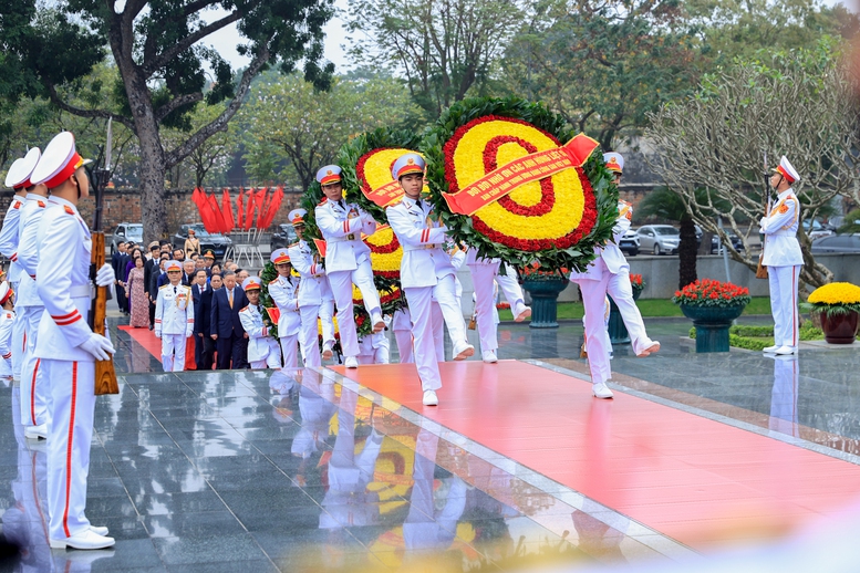 L&atilde;nh đạo Đảng, Nh&agrave; nước đặt v&ograve;ng hoa v&agrave; d&acirc;ng hương tưởng niệm c&aacute;c Anh h&ugrave;ng Liệt sĩ tại Đ&agrave;i tưởng niệm c&aacute;c Anh h&ugrave;ng Liệt sĩ, đường Bắc Sơn, H&agrave; Nội - Ảnh: VGP/Nhật Bắc