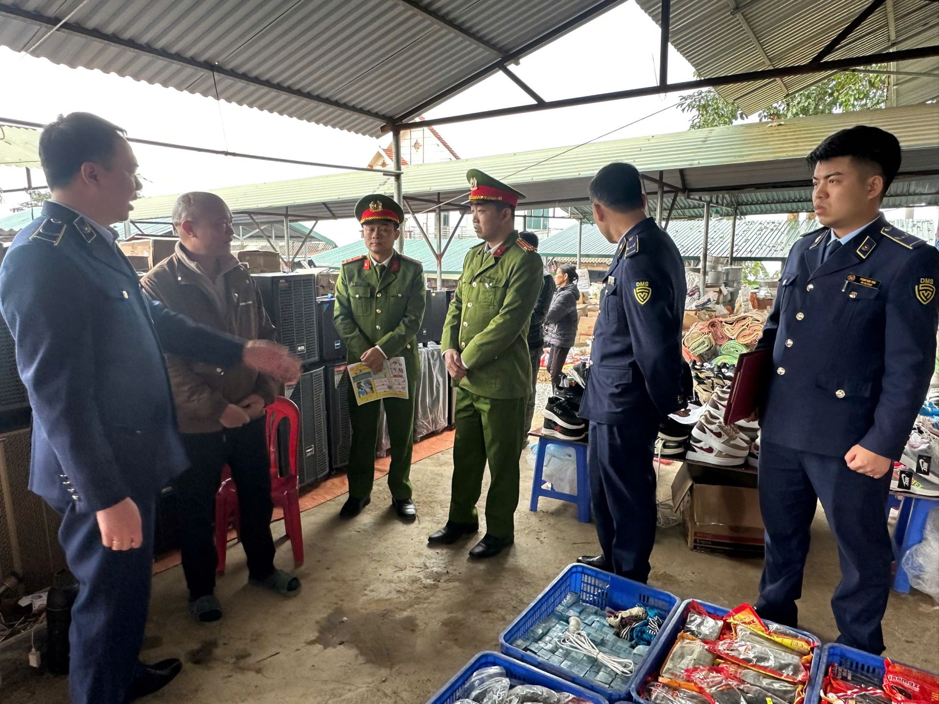 Lực lượng chức năng tỉnh Tuy&ecirc;n Quảng kiểm tra h&agrave;ng h&oacute;a tại cơ sở kinh doanh