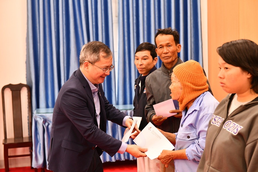 Th&agrave;nh vi&ecirc;n HĐQT BSR Khương L&ecirc; Th&agrave;nh trao những phần qu&agrave; Tết cho b&agrave; con phường Trương Quang Trọng, tỉnh Quảng Ng&atilde;i