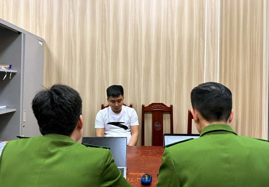 Đối tượng Nguyễn Doãn Sơn làm việc với Cơ quan Cảnh sát điều tra Công an tỉnh Thanh Hóa. Ảnh: Công an Thanh Hóa Đối tượng Nguyễn Doãn Sơn làm việc với Cơ quan Cảnh sát điều tra Công an tỉnh Thanh Hóa. Ảnh: Công an Thanh Hóa