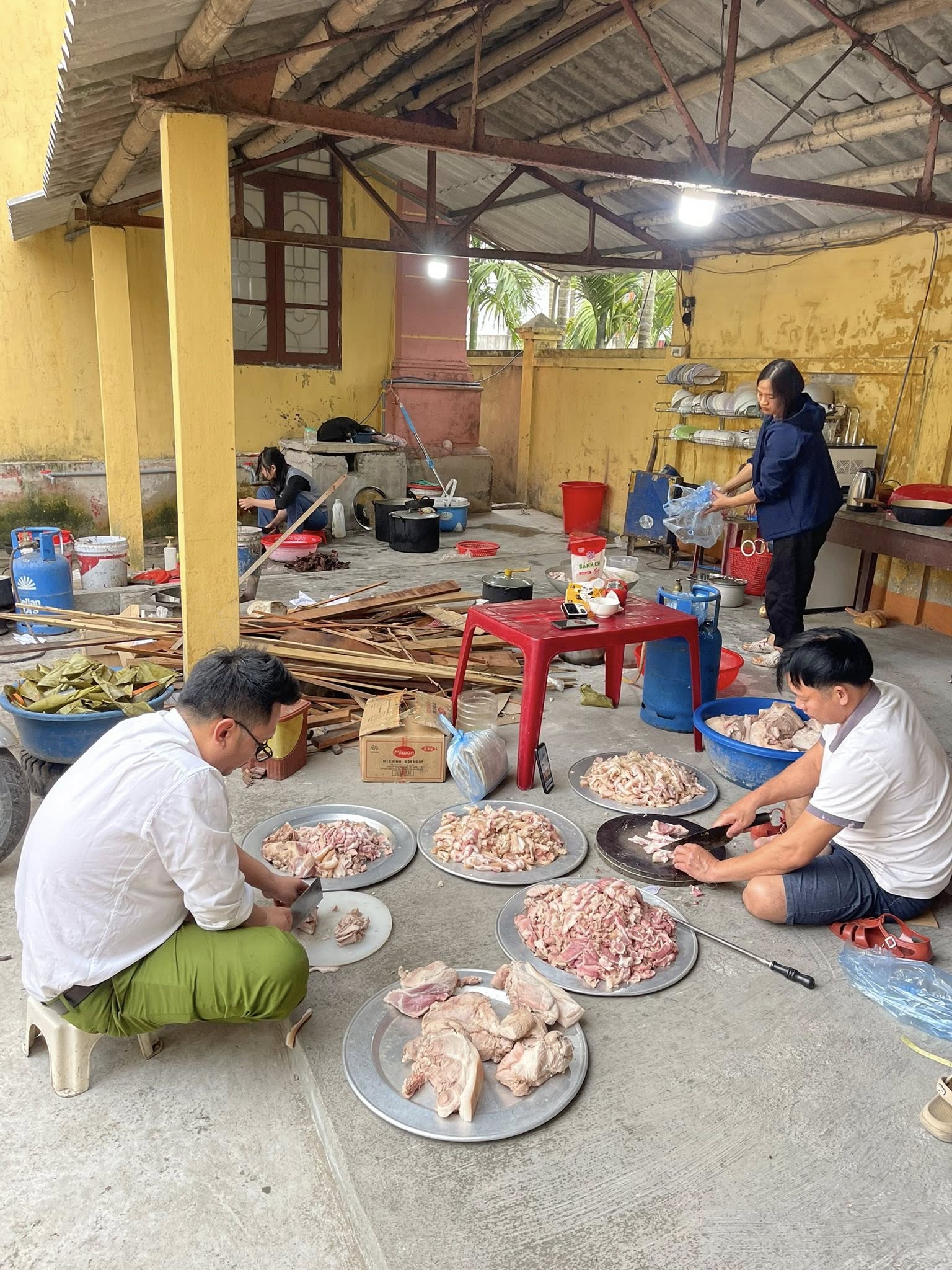 Những nguy&ecirc;n liệu quen thuộc ng&agrave;y Tết như l&aacute; dong xanh, nếp trắng, đỗ v&agrave;ng, thịt mỡ&hellip; được chuẩn bị chu đ&aacute;o.