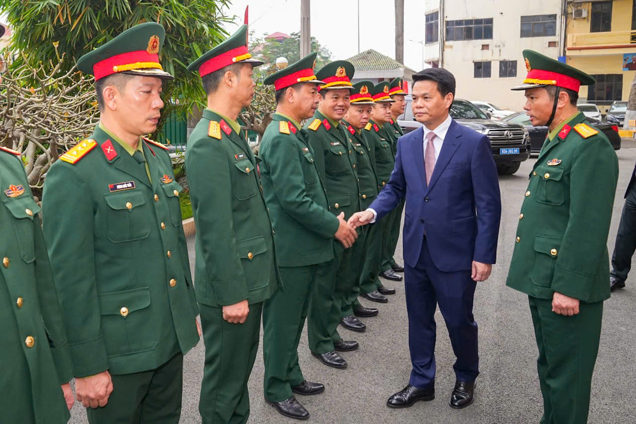 Chủ tịch UBND th&agrave;nh phố L&ecirc; Ngọc Ch&acirc;u thăm, ch&uacute;c Tết v&agrave; động vi&ecirc;n c&aacute;n bộ, chiến sĩ Bộ Chỉ huy Qu&acirc;n sự th&agrave;nh phố.