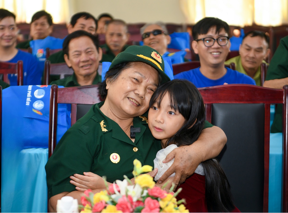 Nụ cười của c&aacute;c cựu chiến binh tại Trung t&acirc;m Điều dưỡng Thương binh v&agrave; Người c&oacute; c&ocirc;ng Long Đất ng&agrave;y đo&agrave;n nh&acirc;n vi&ecirc;n Vinamilk gh&eacute; thăm (Ảnh: Minh Anh).