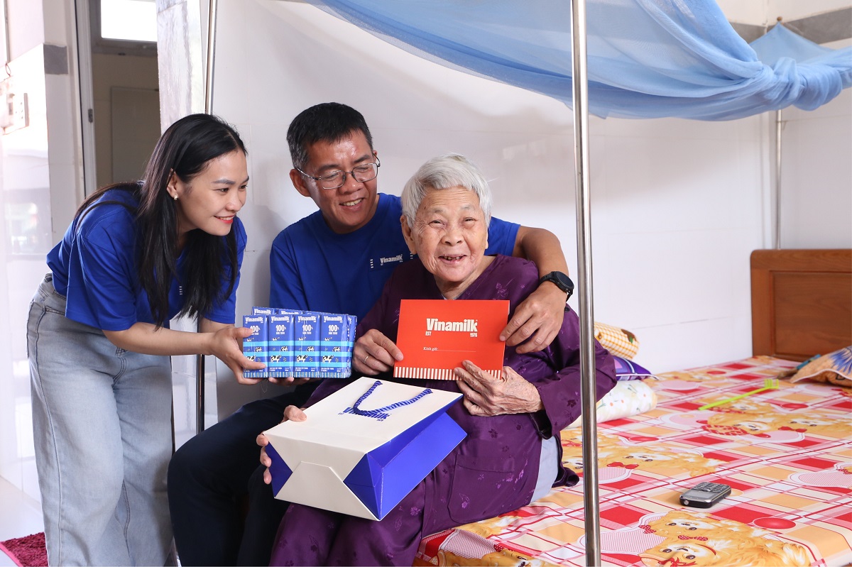 H&agrave;ng trăm m&oacute;n qu&agrave; dinh dưỡng đ&atilde; được c&aacute;n bộ, nh&acirc;n vi&ecirc;n Vinamilk từ nhiều đơn vị trao gửi trực tiếp đến 193 thương &ndash; bệnh binh đang điều dưỡng tại c&aacute;c trung t&acirc;m chăm s&oacute;c người c&oacute; c&ocirc;ng ở TP.HCM, Ninh B&igrave;nh, Đ&agrave; Nẵng (Ảnh: Minh Anh).