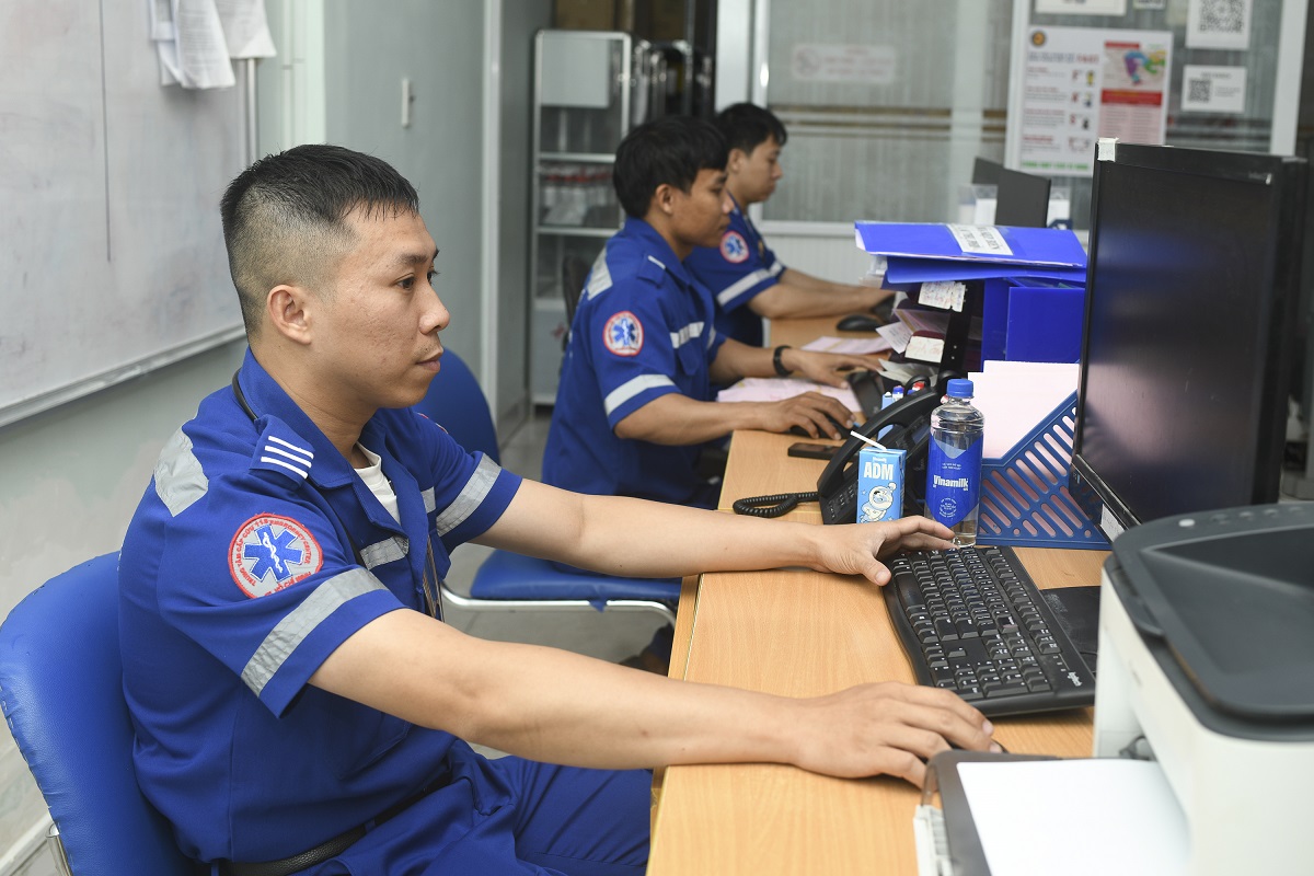 B&aacute;c sĩ Từ Hiển Duy trong ca trực những ng&agrave;y cận Tết (Ảnh: Minh Anh).