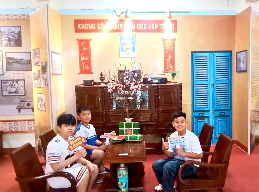 Thế hệ trẻ th&iacute;ch th&uacute; trải nghiệm, t&igrave;m hiểu về đời sống x&atilde; hội m&agrave; cha &ocirc;ng đ&atilde; trải qua một thời.