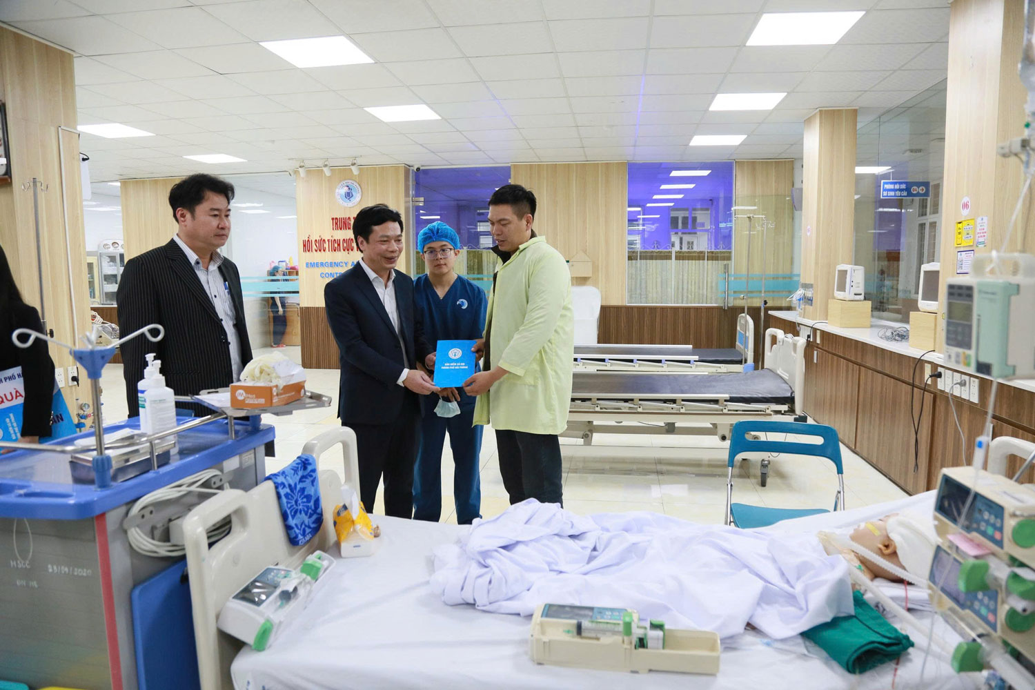 BHXH thành phố Hải Phòng thăm, tặng quà Tết cho bệnh nhân bảo hiểm y tế có hoàn cảnh khó khăn