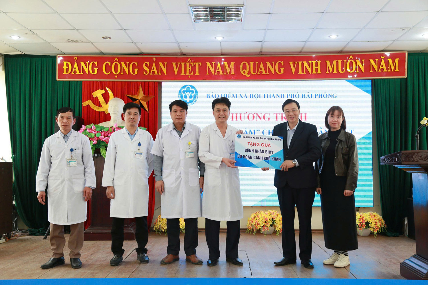 L&atilde;nh đạo BHXH th&agrave;nh phố Hải Ph&ograve;ng trao biển tượng trưng qu&agrave; cho c&aacute;c gia đ&igrave;nh bệnh nh&acirc;n th&ocirc;ng qua c&aacute;c cơ sở y tế.