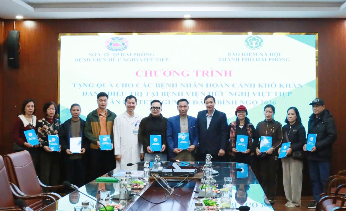 L&atilde;nh đạo BHXH th&agrave;nh phố Hải Ph&ograve;ng trao qu&agrave; cho người d&acirc;n c&oacute; ho&agrave;n cảnh kh&oacute; khăn.