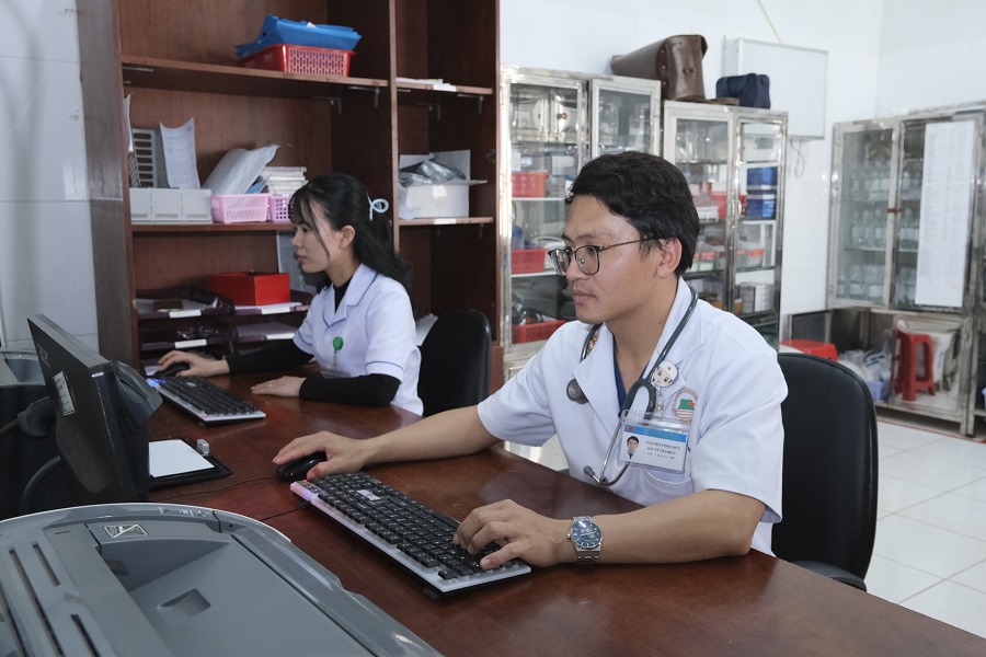 C&aacute;c y, b&aacute;c sĩ duy tr&igrave; ca trực, bảo đảm c&ocirc;ng t&aacute;c kh&aacute;m chữa bệnh những ng&agrave;y gi&aacute;p Tết