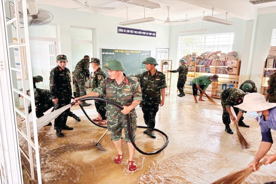 C&aacute;n bộ, chiến sĩ gi&uacute;p d&acirc;n dọn dẹp b&ugrave;n sau lũ