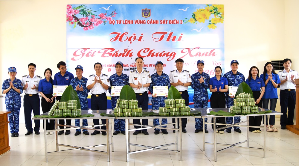 Đại t&aacute; Nguyễn Trần Đ&ocirc;ng - Ph&oacute; Tư lệnh V&ugrave;ng Cảnh s&aacute;t 3 trao thưởng cho c&aacute;c đội thi c&oacute; th&agrave;nh t&iacute;ch xuất sắc nhất