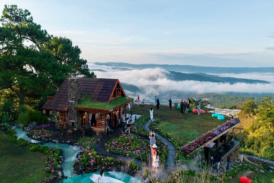 Du lịch l&agrave; một trong những lĩnh vực chịu t&aacute;c động r&otilde; n&eacute;t khi s&acirc;n bay Li&ecirc;n Khương tạm dừng khai th&aacute;c