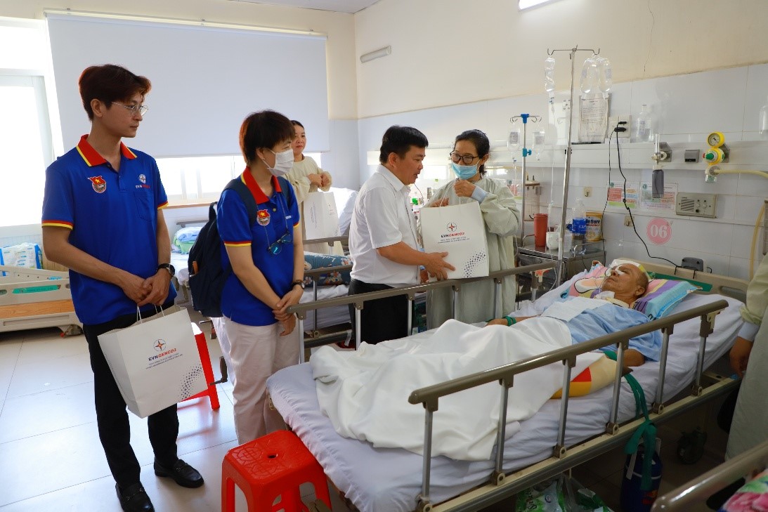 Đại diện EVNGENCO3 thăm hỏi, tặng qu&agrave; cho bệnh nh&acirc;n đang điều trị tại Bệnh viện L&ecirc; Văn Thịnh, TP.HCM