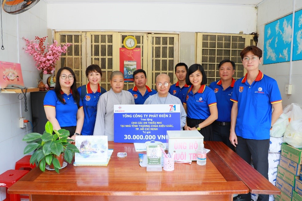 Đo&agrave;n EVNGENCO3 trao qu&agrave; cho Nh&agrave; t&igrave;nh thương Ch&ugrave;a Diệu Gi&aacute;c (ảnh tr&aacute;i) v&agrave; c&aacute;c em thiếu nhi tại M&aacute;i ấm Thi&ecirc;n Thần (ảnh phải)