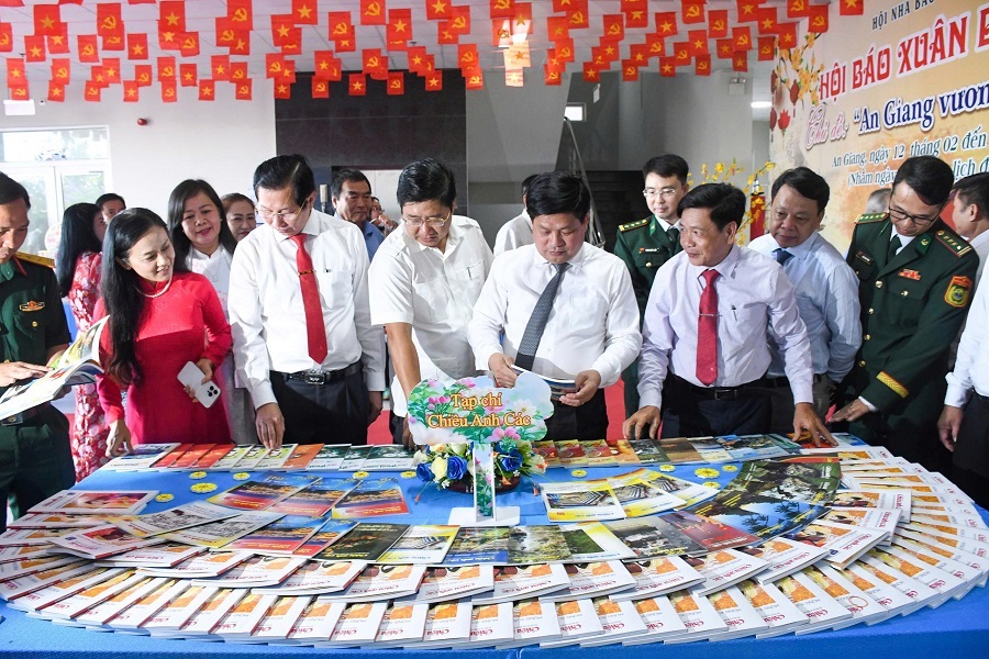 Đại biểu tham quan kh&ocirc;ng gian trưng b&agrave;y b&aacute;o ch&iacute; địa phương