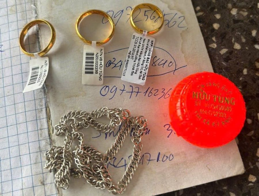 Bà Thái và bà Sửu nhặt được túi chứa 3 nhẫn vàng, 1 dây chuyền bạc Bà Thái và bà Sửu nhặt được túi chứa 3 nhẫn vàng, 1 dây chuyền bạc