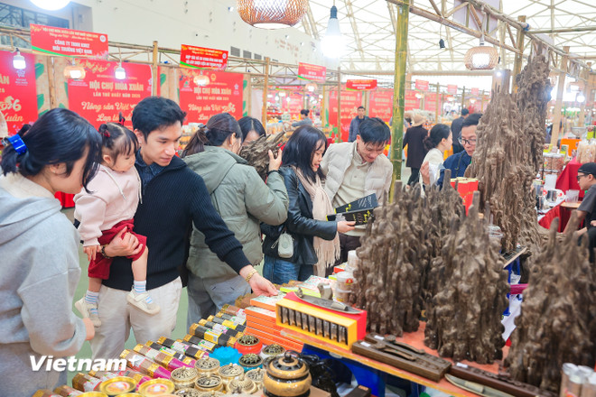 Kh&aacute;ch h&agrave;ng h&agrave;o hứng t&igrave;m hiểu c&aacute;c mặt h&agrave;ng được b&agrave;y b&aacute;n tại Hội chợ m&ugrave;a Xu&acirc;n. (Ảnh: PV/Vietnam+)