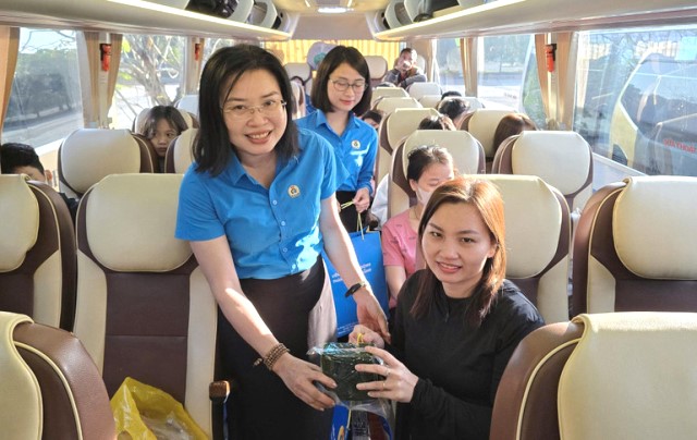 B&agrave; Phan Thị Th&uacute;y Linh, Chủ tịch Li&ecirc;n đo&agrave;n Lao động TP. Đ&agrave; Nẵng trao qu&agrave; cho đo&agrave;n vi&ecirc;n C&ocirc;ng đo&agrave;n.