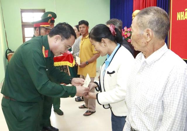 Đại t&aacute; Trần Hữu &Iacute;ch - Chỉ huy trưởng Bộ Chỉ huy Qu&acirc;n sự (CHQS) TP. Đ&agrave; Nẵng thừa ủy quyền l&atilde;nh đạo Th&agrave;nh ủy, HĐND, UBND, Ủy ban MTTQ Việt Nam th&agrave;nh phố đến thăm, ch&uacute;c Tết cấp ủy, ch&iacute;nh quyền v&agrave; nh&acirc;n d&acirc;n x&atilde; đảo T&acirc;n Hiệp nh&acirc;n dịp Xu&acirc;n B&iacute;nh Ngọ 2026.