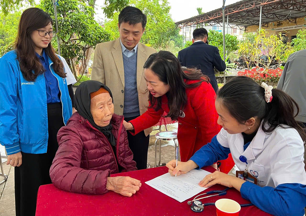 Bắc Ninh: Khám, tư vấn sức khỏe và tặng quà 200 người cao tuổi, hộ nghèo