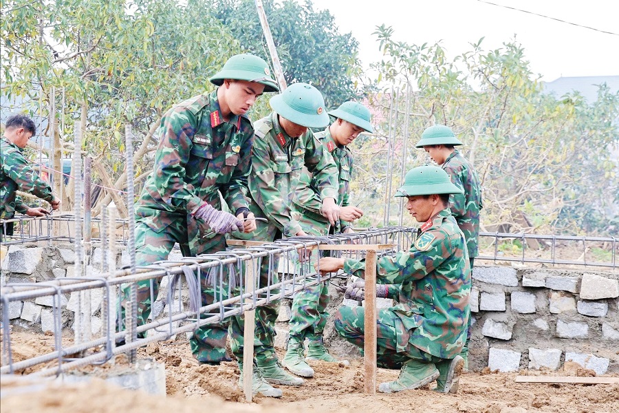 Lực lượng vũ trang x&acirc;y dựng, sửa chữa nh&agrave; gi&uacute;p d&acirc;n v&ugrave;ng b&atilde;o lũ