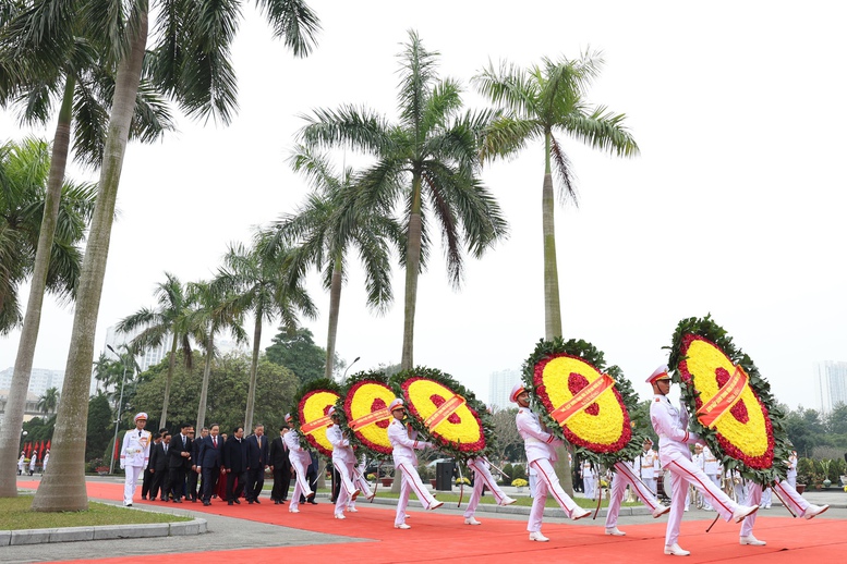 C&aacute;c đồng ch&iacute; l&atilde;nh đạo Đảng, Nh&agrave; nước, nguy&ecirc;n l&atilde;nh đạo Đảng, Nh&agrave; nước đ&atilde; đến đặt v&ograve;ng hoa, d&acirc;ng hương k&iacute;nh viếng c&aacute;c vị tiền bối c&aacute;ch mạng v&agrave; c&aacute;c Anh h&ugrave;ng Liệt sĩ tại Nghĩa trang Mai Dịch - H&agrave; Nội - Ảnh: VGP/Nhật Bắc