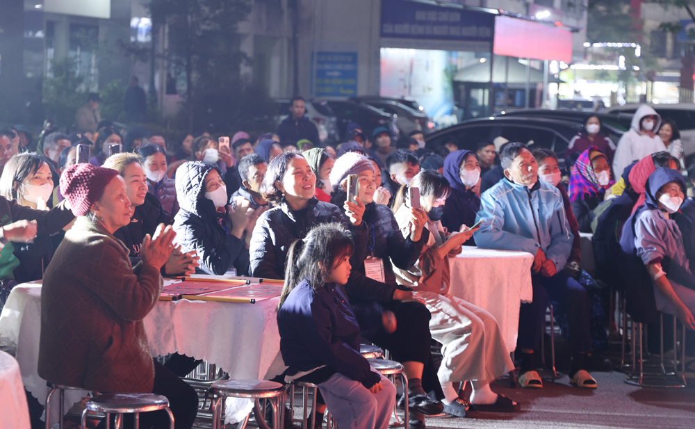 Đ&ocirc;ng đảo bệnh nh&acirc;n v&agrave; người nh&agrave; bệnh nh&acirc;n h&agrave;o hứng thưởng thức c&aacute;c tiết mục ch&agrave;o Xu&acirc;n đặc sắc tại chương tr&igrave;nh.