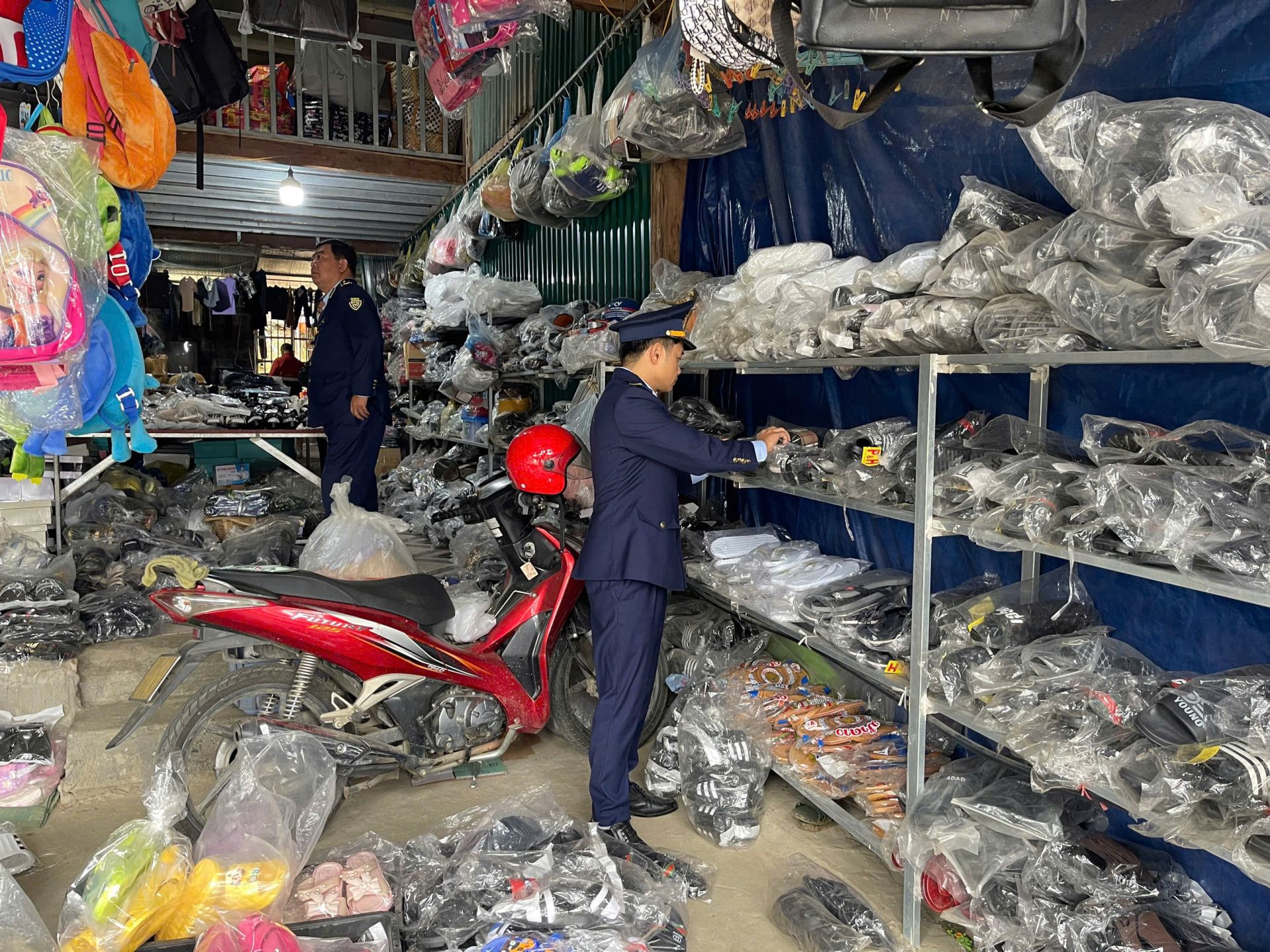 Lực lượng QLTT Lào Cai xử phạt, tiêu hủy hàng hóa gần 4,7 tỷ đồng trong cao điểm Tết Bính Ngọ 2026