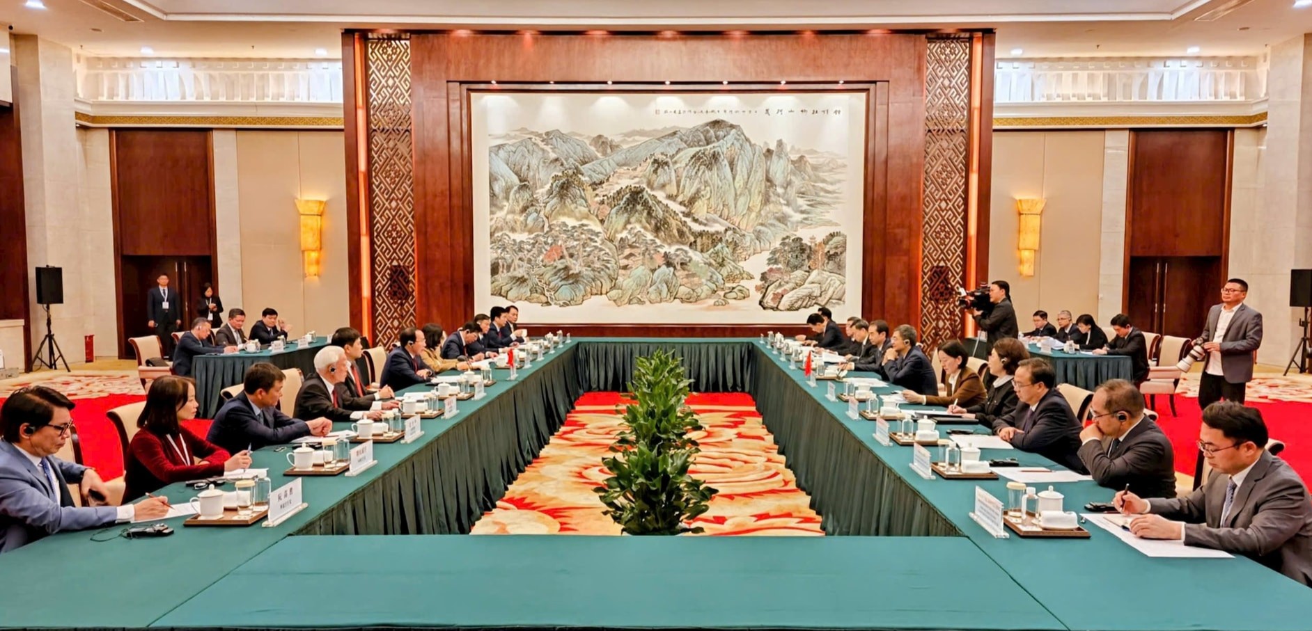 Hội đ&agrave;m giữa l&atilde;nh đạo th&agrave;nh phố Hải Ph&ograve;ng v&agrave; l&atilde;nh đạo tỉnh Quảng T&acirc;y.vvvvv