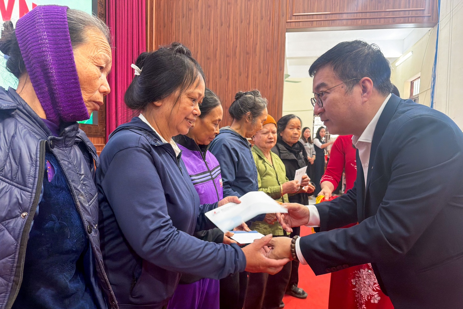 Tổng Gi&aacute;m đốc BSR Nguyễn Việt Thắng trao qu&agrave; Tết cho c&aacute;c hộ gia đ&igrave;nh c&oacute; ho&agrave;n cảnh kh&oacute; khăn tại x&atilde; An Hưng, TP Hải Ph&ograve;ng