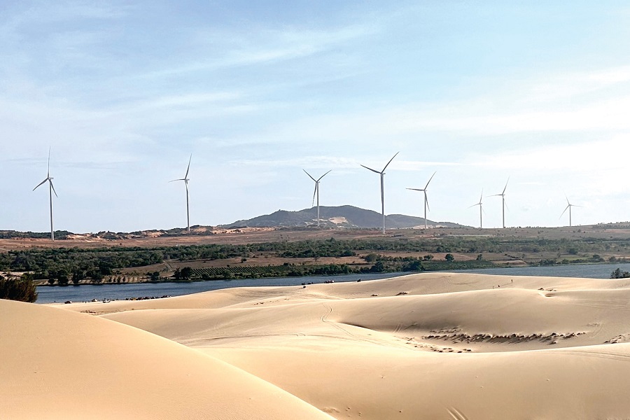 Tr&ecirc;n những b&atilde;i c&aacute;t trắng, c&aacute;c tua - bin gi&oacute; chuyển động. (Ảnh chụp tại Điện gi&oacute; H&ograve;a Thắng)