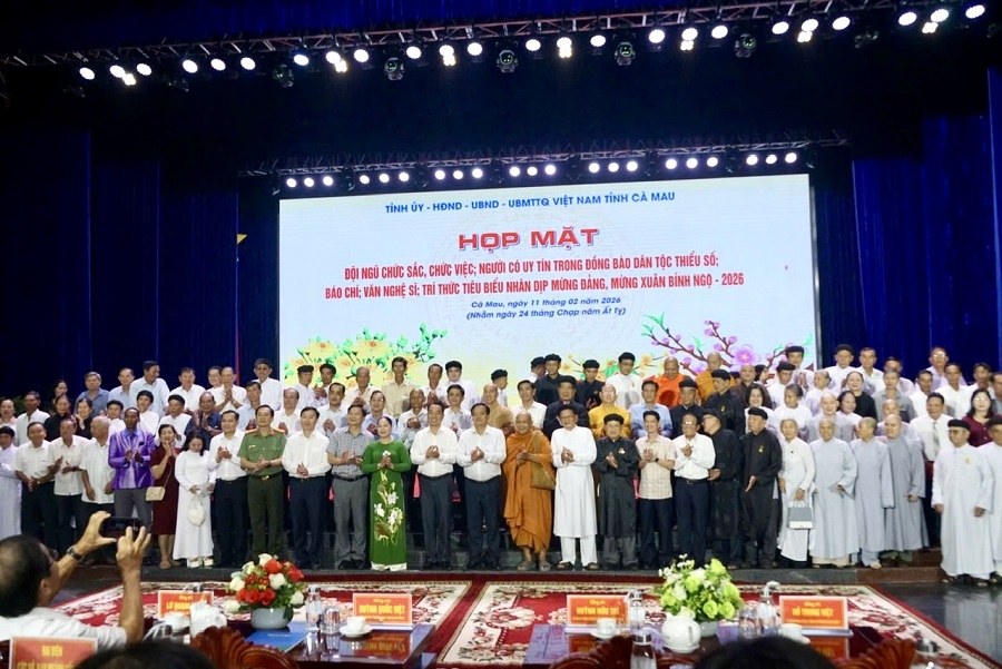 L&atilde;nh đạo Tỉnh uỷ - HĐND - UBND - Uỷ ban MTTQ Việt Nam tỉnh C&agrave; Mau chụp ảnh lưu niệm c&ugrave;ng c&aacute;c đại biểu tham dự họp mặt.