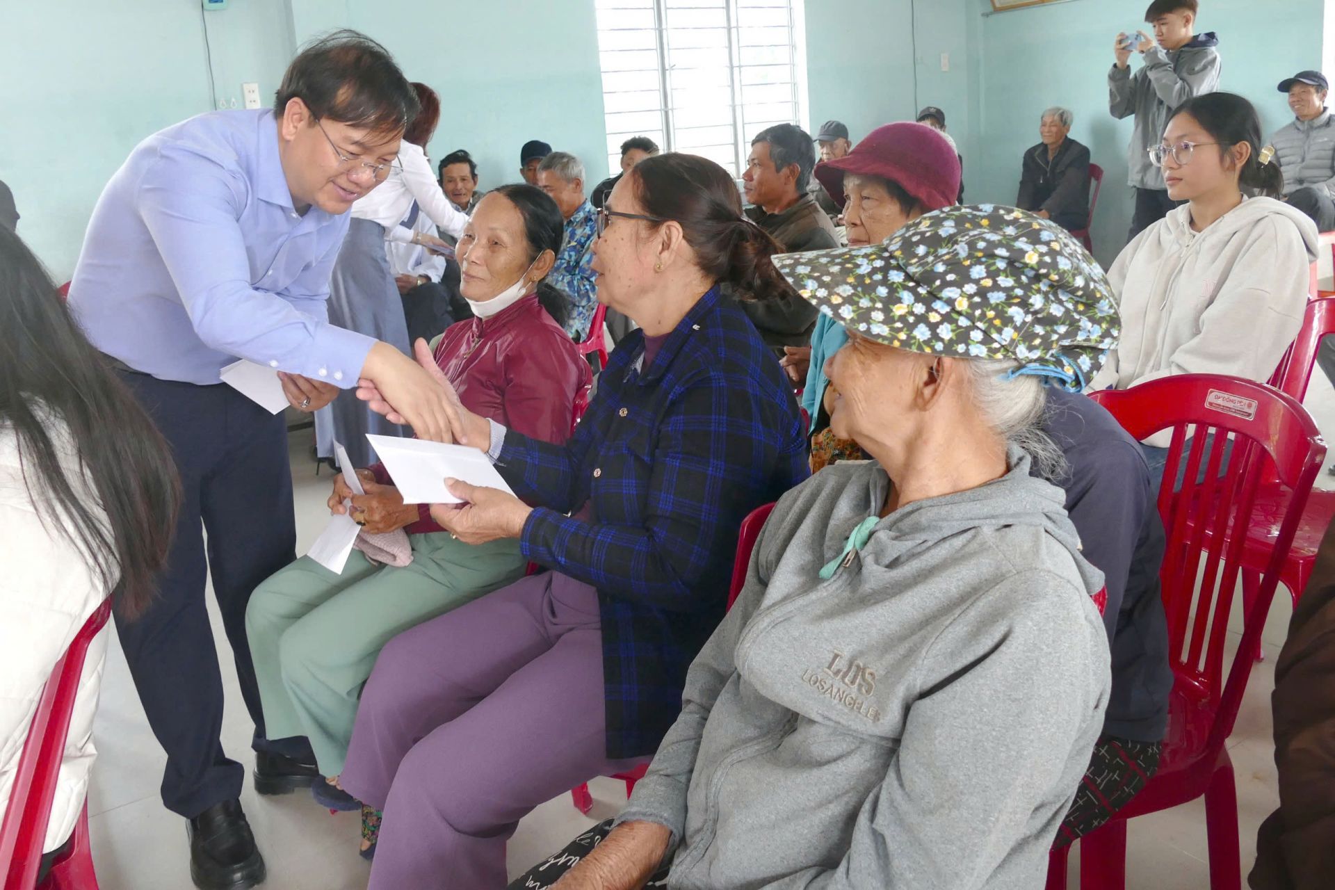 CBCNV BSR trao qu&agrave; Tết cho b&agrave; con gia đ&igrave;nh ch&iacute;nh s&aacute;ch, hộ cận ngh&egrave;o, hộ ngh&egrave;o năm 2026