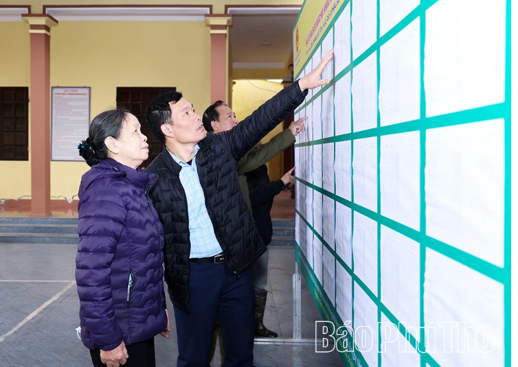 Người d&acirc;n x&atilde; L&acirc;m Thao chủ động t&igrave;m hiểu th&ocirc;ng tin c&aacute;c ứng cử vi&ecirc;n.