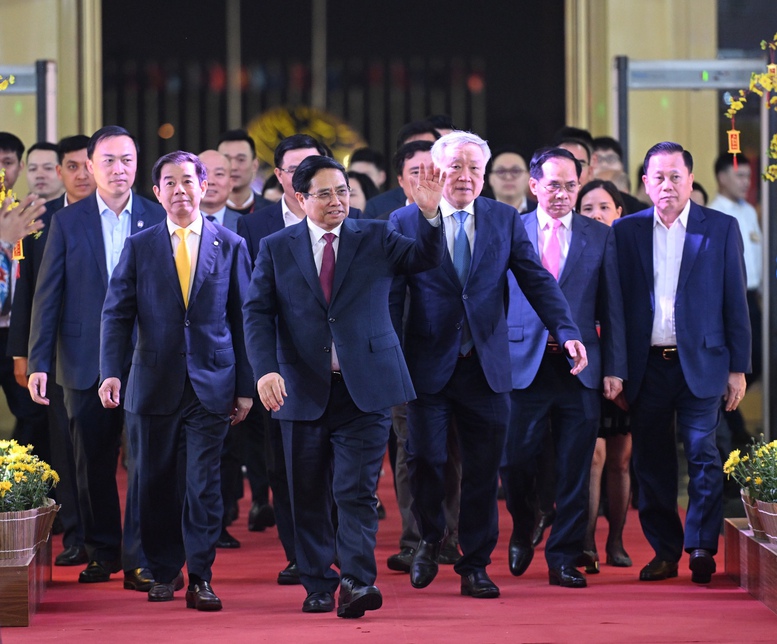 Thủ tướng: Chuyển đổi từ 'ưu tiên' sang 'tin yêu' và 'tự hào' khi dùng hàng Việt Nam