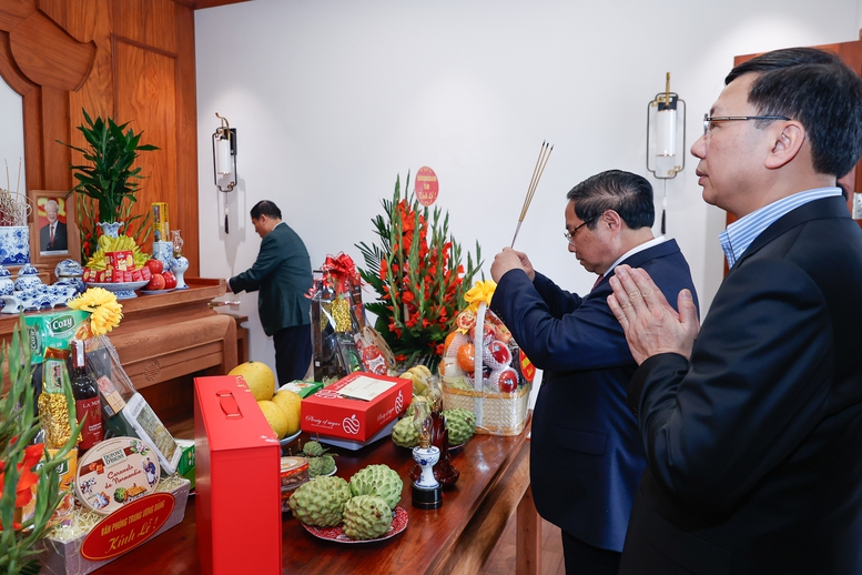 Thủ tướng Ch&iacute;nh phủ Phạm Minh Ch&iacute;nh thăm, ch&uacute;c Tết gia đ&igrave;nh v&agrave; d&acirc;ng hương cố Tổng B&iacute; thư Nguyễn Ph&uacute; Trọng - Ảnh: VGP/Nhật Bắc