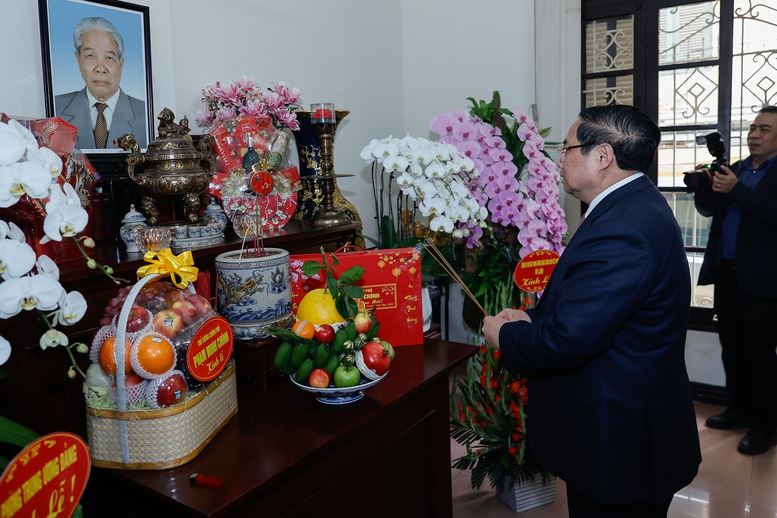 Thủ tướng Ch&iacute;nh phủ Phạm Minh Ch&iacute;nh d&acirc;ng hương cố Tổng B&iacute; thư Đỗ Mười - Ảnh: VGP/Nhật Bắc