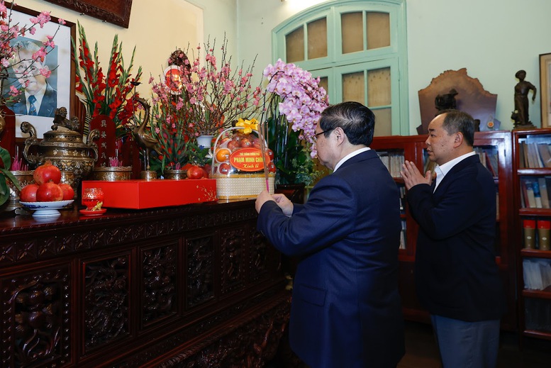 Thủ tướng Ch&iacute;nh phủ Phạm Minh Ch&iacute;nh d&acirc;ng hương cố Tổng B&iacute; thư L&ecirc; Duẩn - Ảnh: VGP/Nhật Bắc