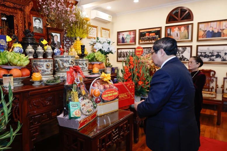 Thủ tướng Phạm Minh Ch&iacute;nh d&acirc;ng hương v&agrave; ch&uacute;c tết gia đ&igrave;nh cố Tổng B&iacute; thư L&ecirc; Khả Phi&ecirc;u - Ảnh: VGP/Nhật Bắc