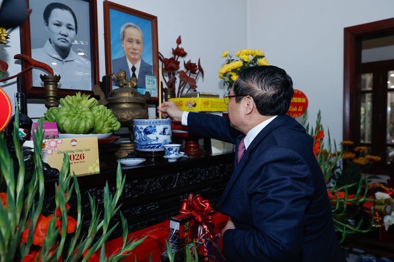 Thủ tướng Phạm Minh Ch&iacute;nh d&acirc;ng hương cố Thủ tướng Ch&iacute;nh phủ Phạm Văn Đồng - Ảnh: VGP/Nhật Bắc