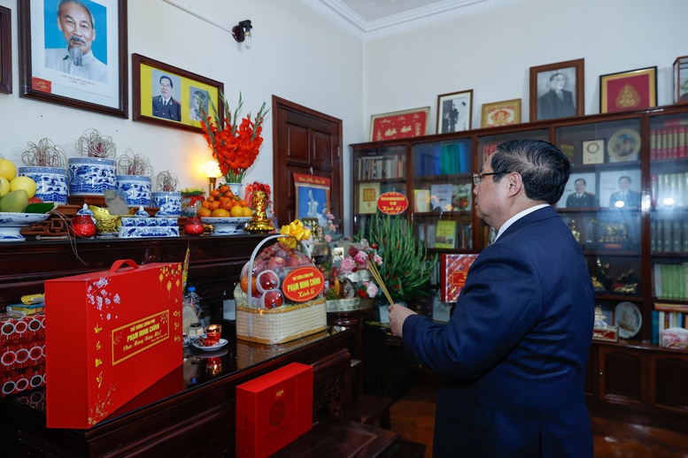 Thủ tướng Ch&iacute;nh phủ Phạm Minh Ch&iacute;nh tới ch&uacute;c Tết gia đ&igrave;nh v&agrave; d&acirc;ng hương tưởng nhớ cố Bộ trưởng Bộ C&ocirc;ng an, Thượng tướng L&ecirc; Minh Hương - Ảnh: VGP/Nhật Bắc
