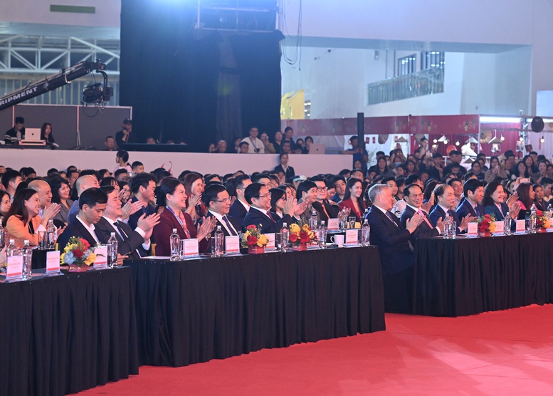 Thủ tướng Phạm Minh Ch&iacute;nh v&agrave; c&aacute;c đại biểu tại lễ bế mạc Hội chợ m&ugrave;a Xu&acirc;n lần thứ nhất năm 2026 - Ảnh: VGP/Nhật Bắc