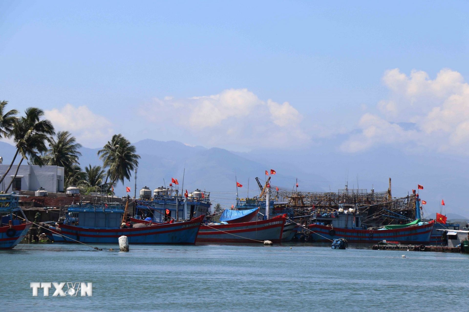 Những năm qua, ngư d&acirc;n Tam Hải tập trung cải ho&aacute;n v&agrave; đ&oacute;ng mới nhiều phương tiện sản xuất hiện đại. (Ảnh: Đo&agrave;n Hữu Trung/TTXVN)