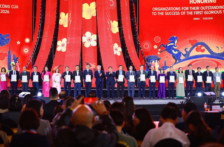 Thủ tướng Phạm Minh Ch&iacute;nh v&agrave; Ph&oacute; Thủ tướng Thường trực Ch&iacute;nh phủ Nguyễn H&ograve;a B&igrave;nh trao giấy chứng nhận của Ban Tổ chức Hội chợ vinh danh c&aacute;c đơn vị, tổ chức, doanh nghiệp đ&atilde; c&oacute; những đ&oacute;ng g&oacute;p quan trọng, g&oacute;p phần tạo n&ecirc;n dấu ấn v&agrave; th&agrave;nh c&ocirc;ng của sự kiện - Ảnh: VGP/Nhật Bắc