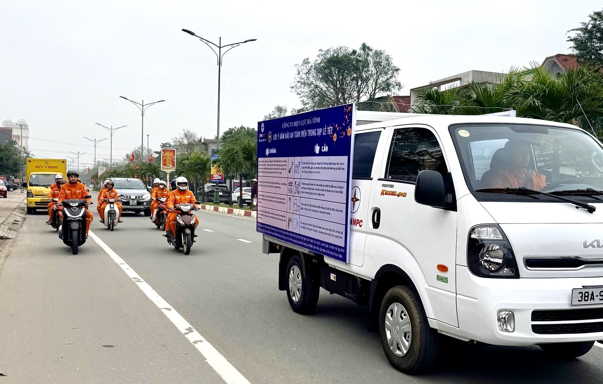 C&ocirc;ng ty Điện lực tổ chức diễu h&agrave;nh tuy&ecirc;n truyền lưu động tr&ecirc;n c&aacute;c tuyến phố, n&acirc;ng cao nhận thức cộng đồng về sử dụng điện an to&agrave;n, tiết kiệm v&agrave; bảo đảm điện ổn định trong dịp Tết.
