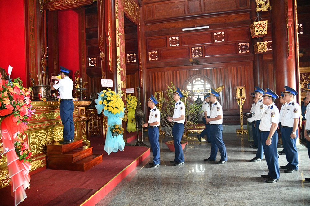 C&aacute;n bộ, chiến sĩ BTL V&ugrave;ng d&acirc;ng hương tri &acirc;n Chủ tịch Hồ Ch&iacute; Minh.