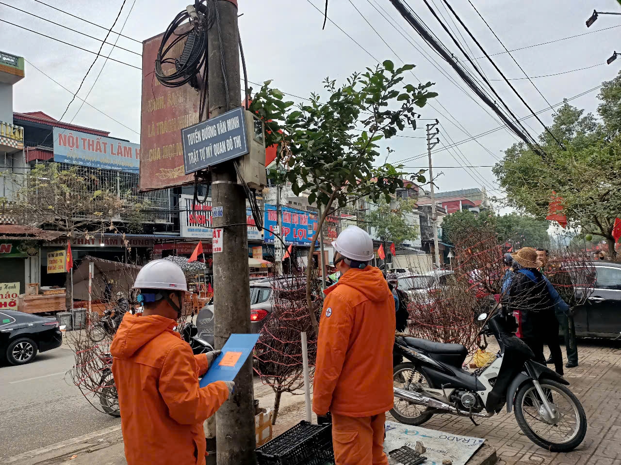 Nh&acirc;n vi&ecirc;n C&ocirc;ng ty Điện lực Th&aacute;i Nguy&ecirc;n kiểm tra khiếm khuyết hệ thống lưới điện